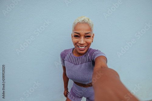 Foto Confident woman taking selfie after fitness training