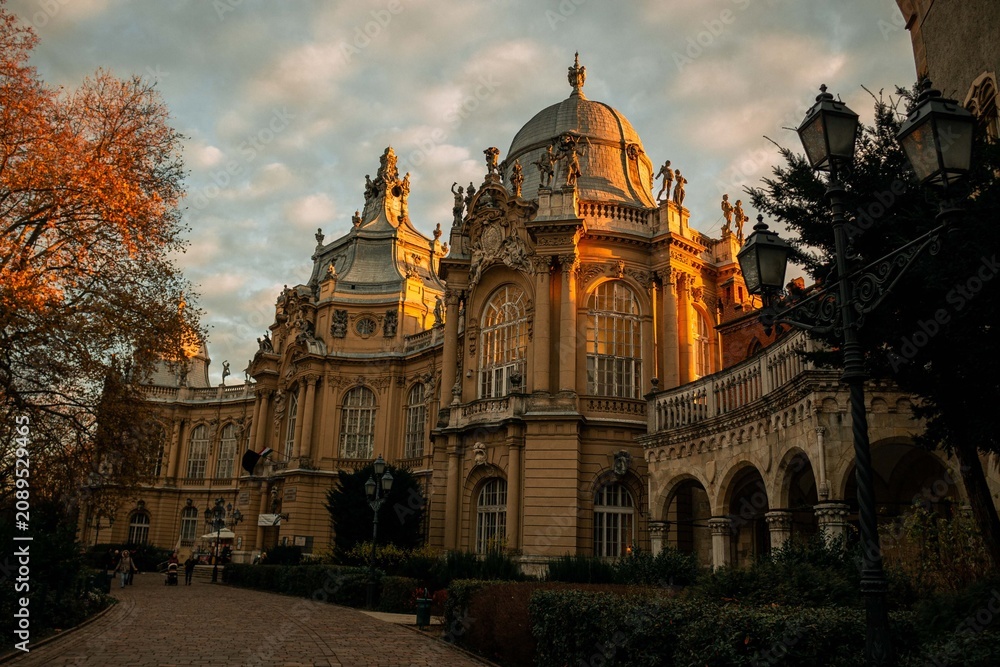Obraz premium Beautiful historic building illuminated by warm evening sunlight in Budapest, Hungary.