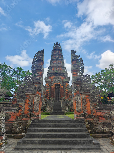 Obraz na plátne Majestic Balinese Hindu Temple Gate Candi Bentar and Kori Agung Tower under Blue
