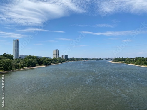 Blick auf das Bonner Regierungsviertel am Rhein mit Langer Eugen. Editorial-Motiv zu Bundespolitik, Wasserwerk, Plenarsaal, Brückensperrung, Verkehr, Umleitungen und Stadtentwicklung.