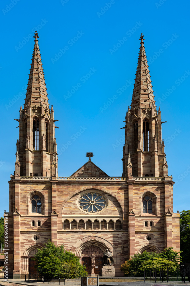 Obraz premium Kirche St. Peter und Paul in Obernai im Elsass