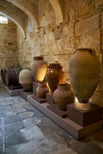 Fotografie Ceramic vases in the kitchen area of the Inquisitor's palace, Vittoriosa, Malta