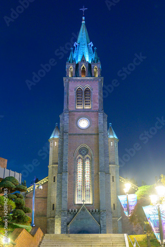 ソウル中心部にある明洞聖堂の美しいライトアップ風景A beautiful view of the illuminated Myeongdong Cathedral in central Seoul