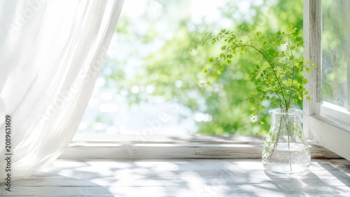 窓辺に飾られた涼しげな観葉植物