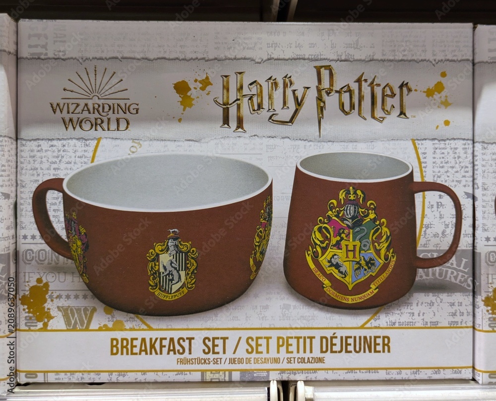 Fototapeta premium Set de tazas de desayuno de Harry Potter, con taza con el escudo de Hogwarts y cuenco con el escudo de Hufflepuff, en estante de juguetería Toy Planet en Madrid, España, 13 de mayo de 2026