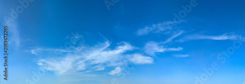 Tableau sur toile A line of clouds follows the horizon line