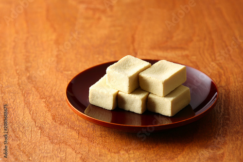 漆器に盛った高野豆腐　木目バック