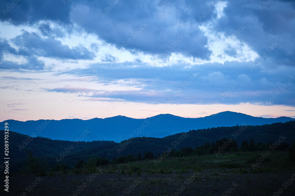 Fototapeta premium Serene Mountain Silhouette at Twilight