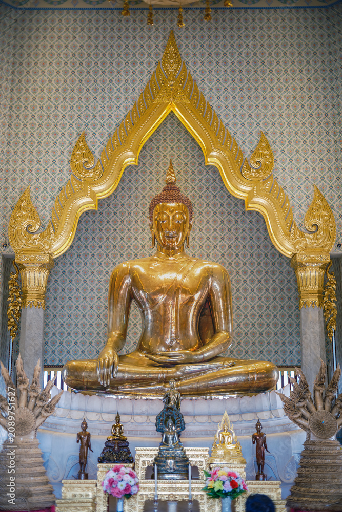 Obraz premium Golden Buddha Statue (Phra Sukhothai Traimit) at Wat Traimit, Bangkok