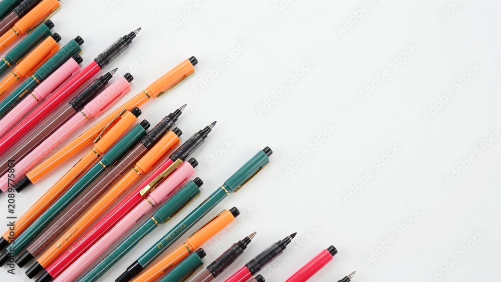 Fototapeta premium Assorted colorful felt tip pens arranged diagonally isolated on a transparent background