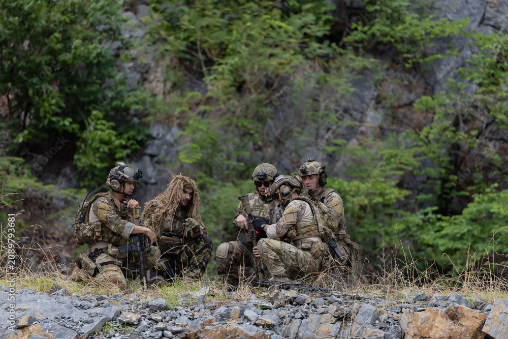 Fototapeta premium Solders having a discussion about the patrol mission
