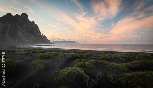 Cuadro en lienzo Colorful sunset over the iconic Vestrahorn mountain with black volcanic sand dunes and the Atlantic coastline