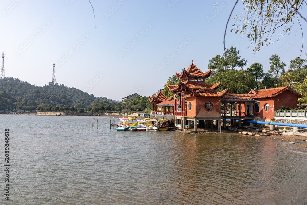 Obraz premium Biyan Lake Traditional Chinese Temple, Changde Hunan Province