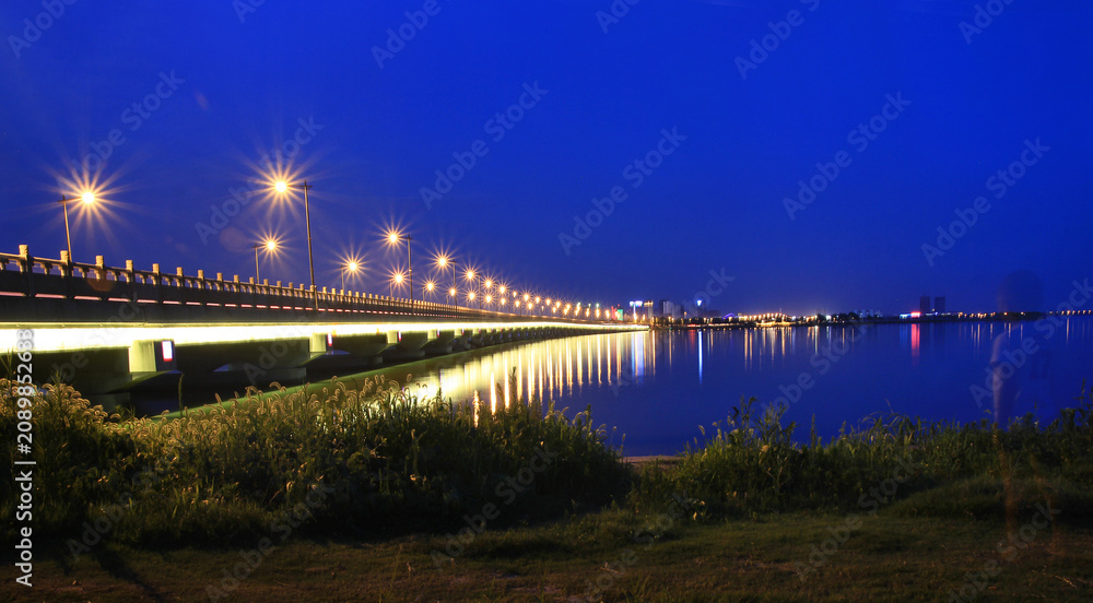 Fototapeta premium Changshu Night Bridge Lake Scenery with Illuminated Lights