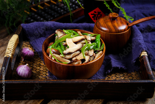 Konstfotografi Stir Fried Shiitake Mushrooms and Green Peppers in Wooden Bowl
