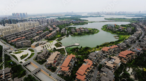 Foto Urban Residential Complexes Harmonizing with Lakes - Aerial City View