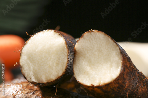 Fotografie Fresh Yunnan Mountain Yam Sliced Open Showing Soft White Flesh - High Quality Or