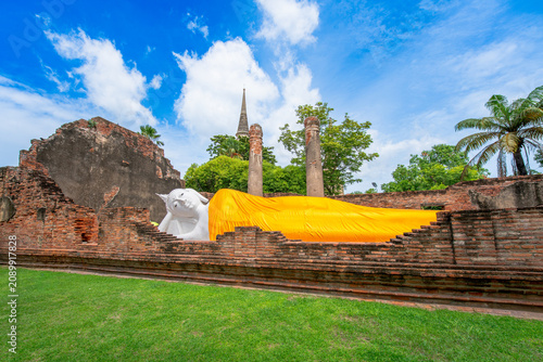 Cuadro en lienzo : The famous sacred Reclining Buddha statue wrapped in golden yellow cloth, situ