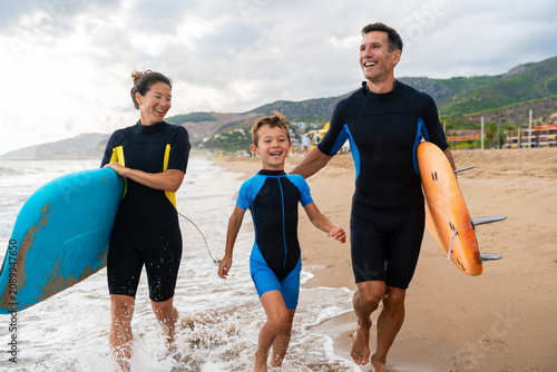 Konstfotografi Family learning surfing enjoying beach vacation together
