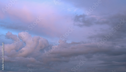 Canvas-taulu Clouds adorn the summer evening sky