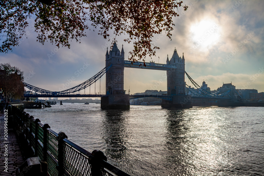 Obraz premium Tower Bridge over the River Thames framed by autumn leaves in London