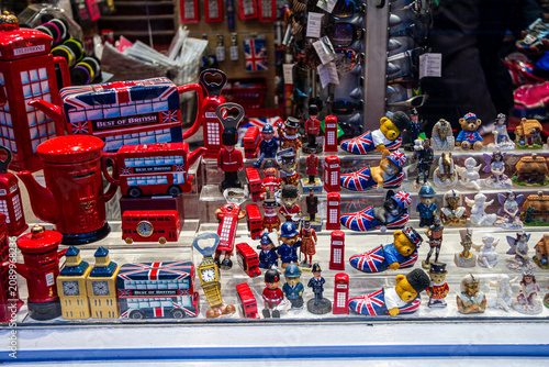 Obraz na płótnie Shop window filled with typical London souvenirs and British gadgets