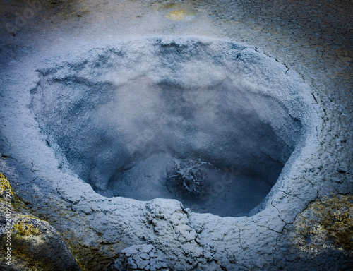 Canvas Print Hverarönd - Sulphur spring in front of volcanic orange mountain