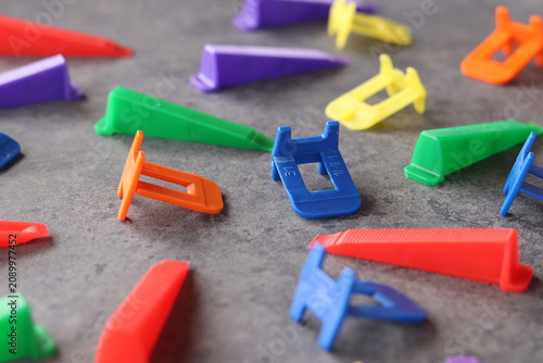 Canvastavla Multicolored plastic clips and wedges of tile leveling system with selective focus