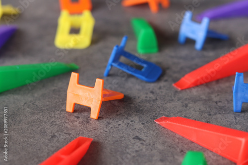 Canvastavla Multicolored plastic clips and wedges of tile leveling system with selective focus