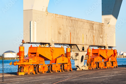 Cuadro en lienzo Heavy duty orange travel wheels and motorized chassis bogie mechanism of a large