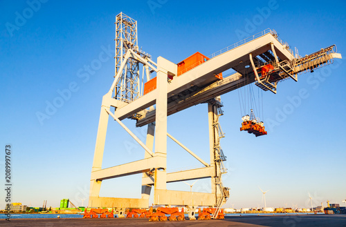 Fotografía Large ship to shore gantry crane with twin lift spreader mechanism at a containe