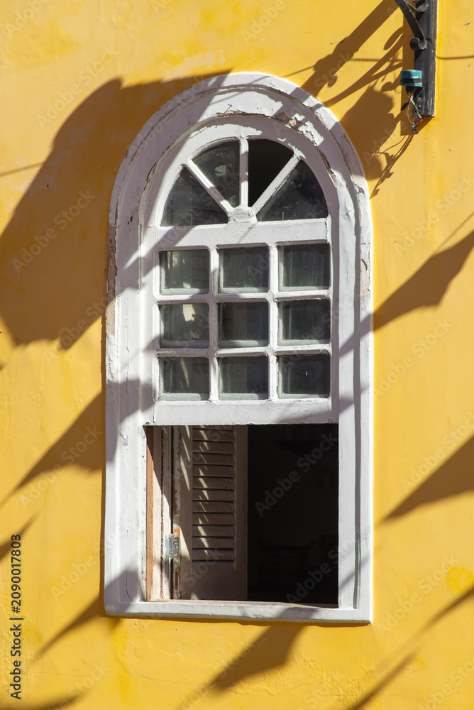 Obraz premium Detail of a colonial window on a yellow mansion