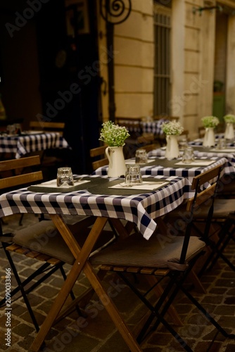 Foto table and chairs in a cafe