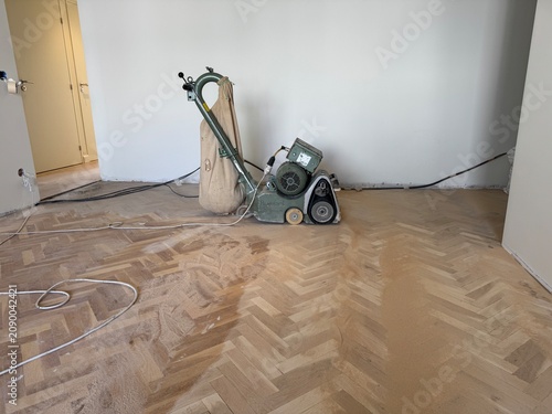 Canvastavla Floor sander in room with parquet flooring and dust