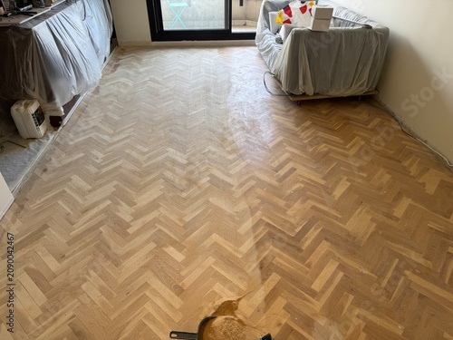 Bild auf Leinwand Newly sanded parquet flooring in a room under renovation