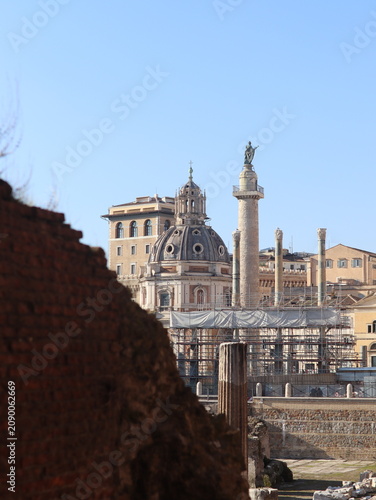 Quadro su tela Trajan's Column and historic architecture in Rome, Italy