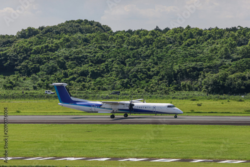 Fotografie Wings Echoing Across Kumamoto Airport