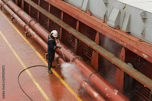 Cuadro en lienzo usage of hydro blaster lance at cargo ship conduit lines while removing aged pro