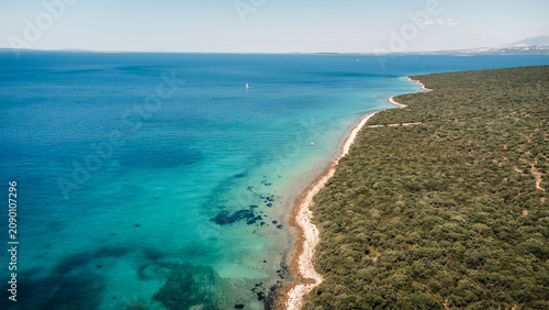 Obraz na plátně Aerial coastline panorama with turquoise sea beside rocky shoreline and dense Me