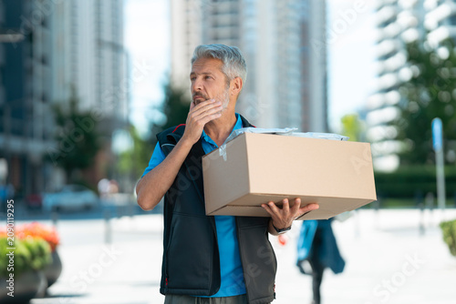 Konstfotografi Courier reviews parcels after encountering a delivery issue or missing package information
