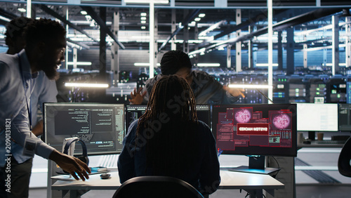 Foto Cybersecurity team in a data center react to unauthorized system access on a computer, securing server equipment and protecting confidential data