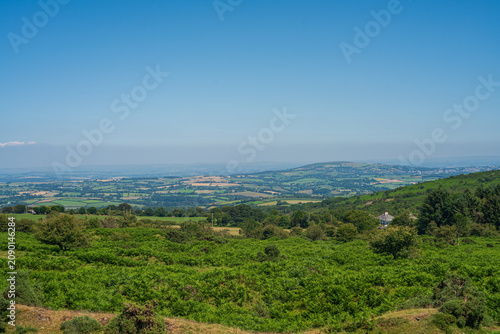 Foto View from Bodmin Moor edge overlooking rolling green fields and distant hills