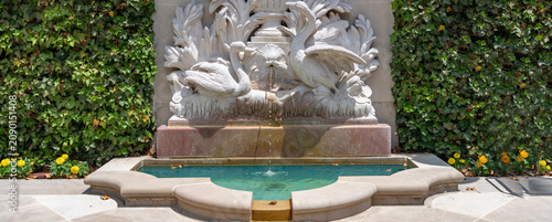 Εκτύπωση καμβά Historic Wall Fountain In Formal Garden At Hillwood Estate Museum And Gardens Wa