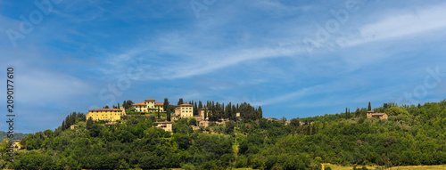 Foto Scenic hilltop village in Tuscany, Italy