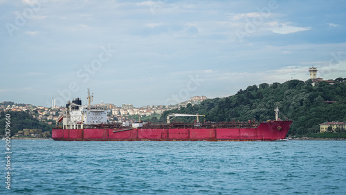 Foto Large commercial cargo ships transit the Bosphorus Strait on their way to the Strait of Hormuz