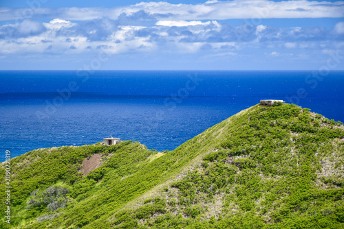 Fotografie Historic, old World War II bunkers along the side Diamond Head Crater with the deep blue Pacific Ocean in the background on Oahu, Hawaii