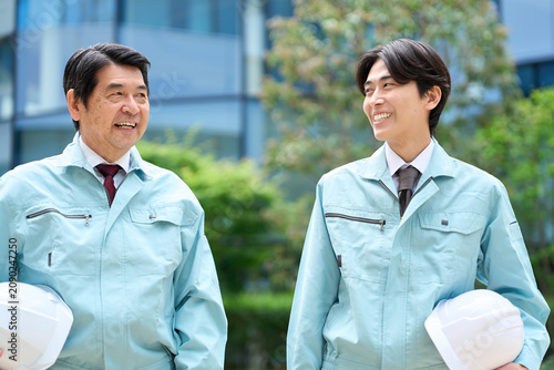 Tableau sur toile 話をしながら歩くアジア人作業員の男性