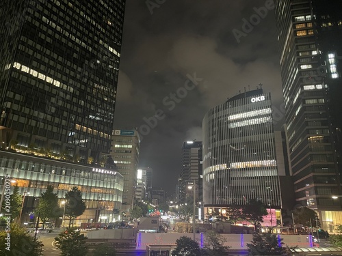 Foto 美しいライトアップに彩られた夜の高層ビル群と名古屋駅前の街並み