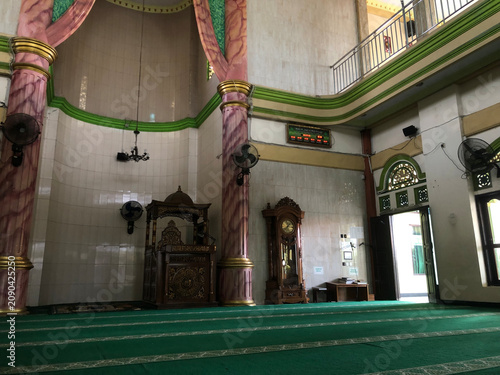 Quadro su tela Interior view of an Islamic prayer hall with mezzanine balcony and pillars