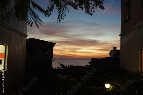 Sunset Town in Phu Quoc Vietnam, mediterrane Stadt an der Seilbahnstation